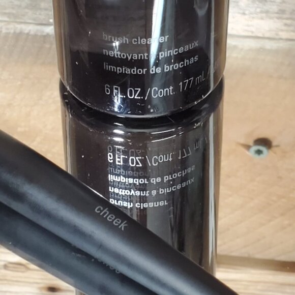 Combo Cheek Brush & Brush Cleaner Mary Kay - Picture 6 of 6